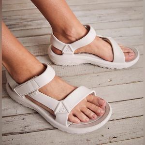 TEVA White Hurricane Drift Strappy Sandal Sz 9